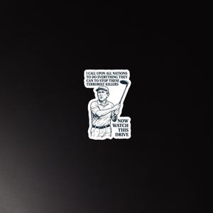 Peut inclure: Un autocollant blanc avec une illustration en noir et blanc d'un homme en position de golf. Le texte sur l'autocollant se lit comme suit : "J'APPELLE TOUTES LES NATIONS À FAIRE TOUT CE QU'ELLES PEUVENT POUR ARRÊTER CES TERRORISTES. MAINTENANT, REGARDEZ CE DRIVE."