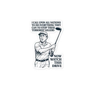 Peut inclure: Un autocollant blanc avec une illustration en noir et blanc d'un homme en position de golf. L'autocollant comprend le texte : "J'APPELLE TOUTES LES NATIONS À FAIRE TOUT CE QU'ELLES PEUVENT POUR ARRÊTER CES TUEURS TERRORISTES. MAINTENANT REGARDEZ CE DRIVE."