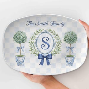 Puede incluir: Una taza de cerámica blanca con un asa negra y el texto "But First, Coffee" en negro, con una fuente de estilo manuscrito. La taza está sobre una superficie blanca.