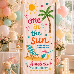Może przedstawiać: Pionowy baner z jasnoróżowym i białym tłem w paski z napisem "one in the sun" oraz "Amelia's 1ST BIRTHDAY". Projekt zawiera żółte słońce, zieloną palmę, niebiesko-biały leżak plażowy oraz piłkę plażową.