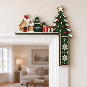 Peut inclure: Une décoration d'angle de cadre de porte en bois représentant une maison miniature, deux sapins, deux cadeaux et un grand sapin de Noël surmonté d'une étoile. La section verticale est vert foncé avec des flocons blancs et des bords en bois clair.