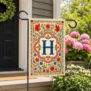 Bandera de jardín con monograma personalizado 2026, bandera floral con inicial personalizada, flores coloridas de arte popular, regalo de inauguración de casa para primavera/verano