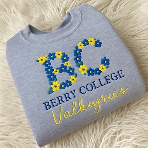 Benutzerdefiniertes College besticktes Sweatshirt, Blumenbuchstaben-Hoodie, personalisierte Universitäts-Crewneck, Abitur-Geschenk für Sie