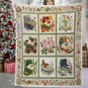 Peut inclure: Une couverture crème avec neuf panneaux carrés, chacun représentant une pile de livres avec divers éléments décoratifs. Les panneaux comprennent des fleurs, des papillons et des accents saisonniers. La couverture est bordée d'une bordure florale.