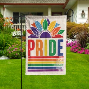 Może przedstawiać: Flaga ogrodowa z kolorowym wzorem słonecznika i słowem "PRIDE" w tęczowych kolorach. Poniżej słowa "PRIDE" znajdują się słowa "LOVE, RESPECT, FREEDOM, TOLERANCE, EQUALITY, PRIDE" w tęczowym wzorze w paski.