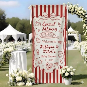 Könnte beinhalten: Ein rot-weiß gestreiftes Banner mit den Worten "Special Delivery" und "Welcome to Kathryn & Mitch's Baby Shower". Das Banner zeigt Illustrationen von Pizza, Babyartikeln und das Datum 1.11.2025.