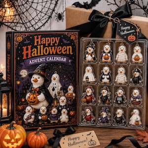 Könnte beinhalten: Ein Happy Halloween Adventskalender mit Illustrationen von kostümierten Enten sowie einem durchsichtigen Kunststofftablett, das sechzehn kleine, einzelne Entenfiguren in verschiedenen Halloween-Kostümen enthält.