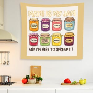 Puede incluir: Un tapiz beige con el texto "MATH IS MY JAM" y la frase "AND I'M HERE TO SPREAD IT!". El diseño presenta ilustraciones de tarros de mermelada etiquetados con términos matemáticos como "Fractions" y "Decimals".