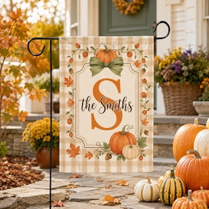 Personalisierte Herbst-Gartenflagge mit individuellem Kürbis-Familiennamensschild als Dekoration