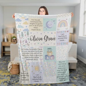 Könnte beinhalten: Eine personalisierte Babydecke mit Patchwork-Design. Die Decke hat Pastellfarben, darunter Blau, Grün und Gelb, mit Illustrationen eines Regenbogens, einer Sonne, eines Mondes und Sternen. Der Name "Olivia Grace" wird in der Mitte zusammen mit Bibelversen angezeigt.