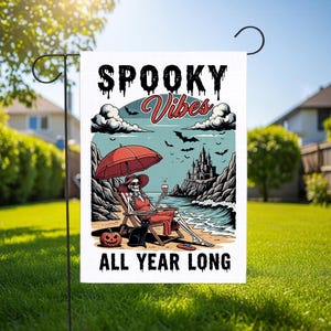 Bandera de jardín con ambiente espeluznante todo el año - Decoración de esqueleto de playa para Halloween - Letrero gótico costero para exteriores - Divertida bandera de jardín de verano con temática de brujas