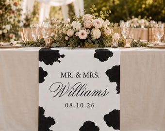 Runner da tavola personalizzato per matrimoni in stile western con stampa mucca e scritta "Mr. and Mrs".