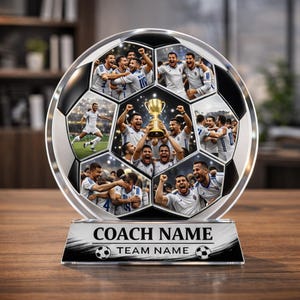 Op de afbeelding: Een heldere acryl voetbaltrofee met een voetbalontwerp en teamfoto's. De trofee heeft een zwart-witte basis met de tekst "COACH NAME" en "TEAM NAME". Een voetbalprijs.