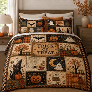 Peut inclure: Un couvre-lit matelassé et deux taies d'oreiller assorties présentant un motif patchwork avec des éléments d'Halloween, notamment des citrouilles, des fantômes, un chat noir avec un chapeau de sorcière, des chauves-souris et le texte TRICK OR TREAT.