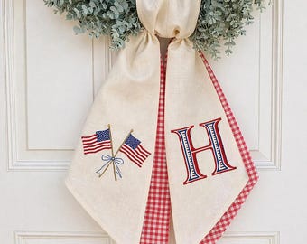 Banda de corona con la bandera estadounidense bordada, decoración patriótica personalizada para puerta con monograma, cinta de cuadros rojos