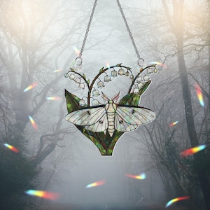 Maiglöckchen Motte Fensterschmuck Buntglas Stil, Weiße Motte Suncatcher Kunst, Gothic Schmetterling Glasdekor, Witchy Fensterverzierung