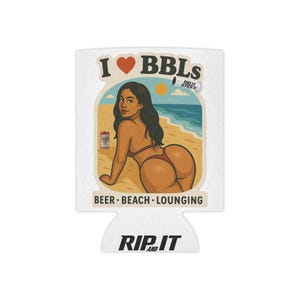 Puede incluir: Enfriador de latas blanco con un gráfico de una mujer en una playa con el texto "I ❤️ BBLs". El diseño incluye una lata de cerveza, el océano y las palabras "BEER • BEACH • LOUNGING". La parte inferior del enfriador dice "RIP IT".