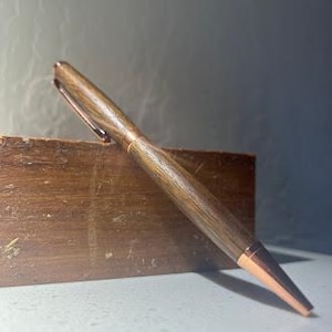Penna in legno marrone, penna a sfera in legno personalizzata, penna in acero, regalo per lo sposo, bomboniera per matrimonio, idea regalo unica, classe del 2025, regalo per laureati in avvocato
