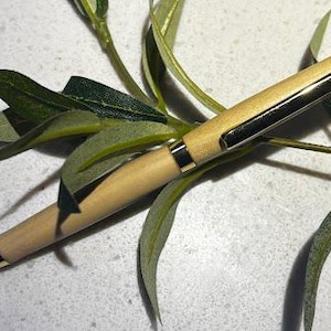 Penna in legno bianco, penna a sfera in legno personalizzata, penna in pioppo, regalo per lo sposo, bomboniera per matrimonio, idea regalo unica, classe del 2025, regalo per laureati in avvocato