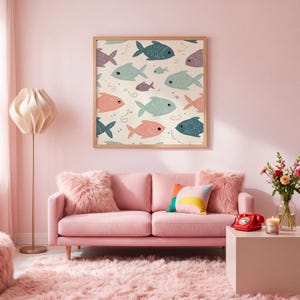 Peut inclure: Un salon rose avec un canapé, un tapis et des œuvres d'art roses. L'œuvre d'art présente un motif de poissons colorés. Un coussin coloré et un téléphone rotatif rouge ajoutent des touches de couleur.