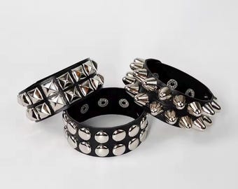 Skórzane mankiety z kolcami w stylu vintage, bransoletka z ćwiekami w stylu punk rock, opaska na nadgarstek w stylu gotyckim, biżuteria alternatywna w stylu emo, mankiety ze srebrnymi ćwiekami w kształcie kopuły.