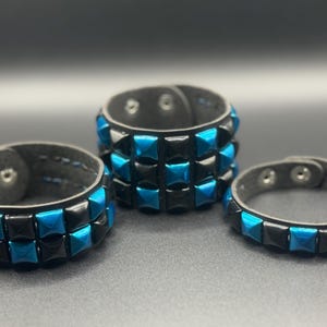 Mörkblått läderarmband med nitar, punkrock svart och vintage nitad manschett, emo grunge alternativa smycken, gotiskt armband present till honom eller henne