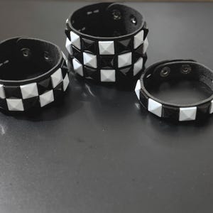 Puede incluir: Un juego de tres tazas de cerámica con acabado mate moteado. Las tazas son de color crema, gris claro y gris oscuro. Cada taza tiene un diseño simple y minimalista.