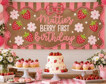 Könnte beinhalten: Ein rechteckiges Partybanner mit brauner Mitte und rosa gestreiften Rändern, das den Text 'Mattie's BERRY FIRST birthday' in Rosa und Weiß zeigt. Das Design enthält rote Erdbeerillustrationen und hellrosa Blumen auf der gesamten Fläche.