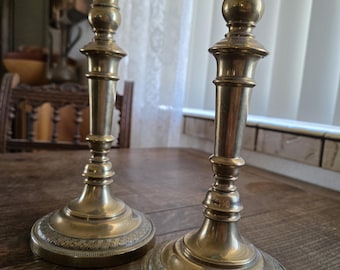 Portacandele antichi francesi in ottone inciso, inizio XX secolo.