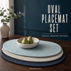 Puede incluir: Un conjunto de tres manteles individuales ovalados de ganchillo en azul claro, beige y azul oscuro, con un cuenco blanco que contiene dos peras verdes. El texto OVAL PLACEMAT SET DIGITAL CROCHET PATTERN y NeatNestArt son visibles.