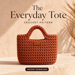 Può includere: Una borsa tote all'uncinetto color ruggine con due manici e una piccola etichetta rettangolare in pelle marrone con la scritta HANDMADE. Il testo sopra recita The Everyday Tote CROCHET PATTERN e il testo sotto INSTANT DOWNLOAD.