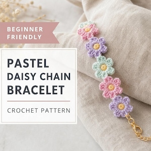 Può includere: Un braccialetto a catena a margherita pastello con fiori all'uncinetto rosa, viola e verde menta con centri gialli. Il braccialetto è su un tessuto beige. Il testo recita "Pastel Daisy Chain Bracelet Crochet Pattern" e "Beginner Friendly."