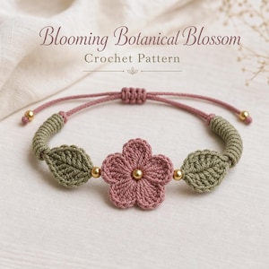 Può includere: Braccialetto all'uncinetto fatto a mano con un fiore rosa e foglie verdi. Il braccialetto ha un cordino rosa con perline dorate. Il testo "Blooming Botanical Blossom Crochet Pattern" è visibile.