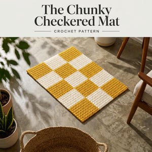 Könnte beinhalten: Ein handgefertigter, grob karierter Häkelteppich in Gelb und Creme. Der rechteckige Teppich hat ein Gittermuster. Der Text "The Chunky Checkered Mat - Crochet Pattern" steht oben. Der Teppich liegt auf einem Betonboden.