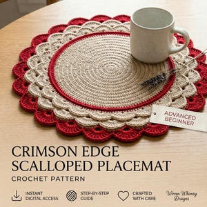 Könnte beinhalten: Ein gehäkelter Platzdeckchen mit einem scharlachroten, gewellten Rand und einer beigefarbenen Mitte, mit dem Text "CRIMSON EDGE SCALLOPED PLACEMAT CROCHET PATTERN". Eine weiße Tasse steht auf dem Platzdeckchen. Das Etikett lautet "ADVANCED BEGINNER".