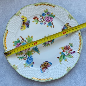 Herend Queen Victoria Dinner Plate: Hand-Painted Porcelain, 24K Gold Edge, 25cm