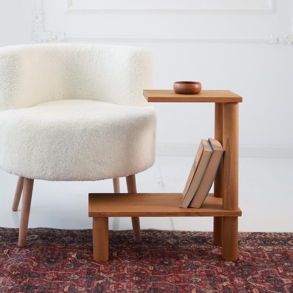 Mesa auxiliar de madera para sofá - Mesa auxiliar estrecha - Estantería minimalista de dos niveles - Mesa auxiliar de madera maciza en forma de C