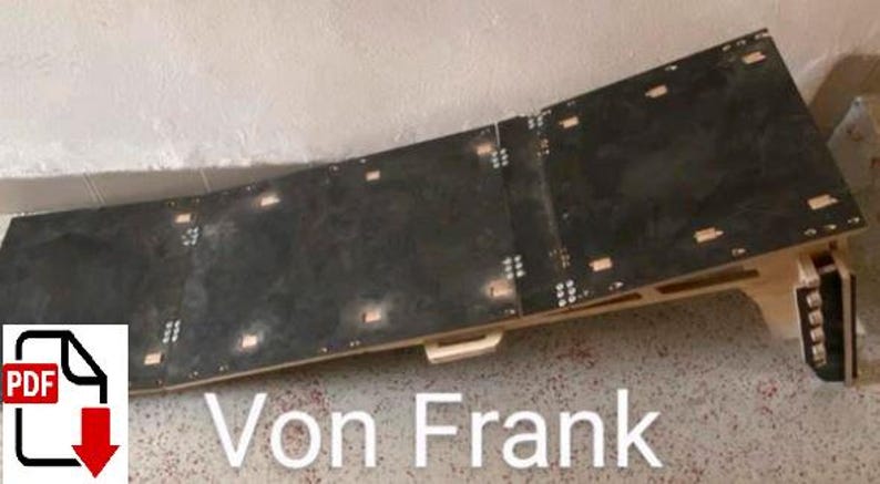 Peut inclure: Une rampe en bois avec une surface noire, avec le texte "Von Frank". La rampe est construite avec plusieurs sections et poss&egrave;de une poign&eacute;e. Elle est con&ccedil;ue avec une l&eacute;g&egrave;re courbe et est sur&eacute;lev&eacute;e &agrave; une extr&eacute;mit&eacute;.