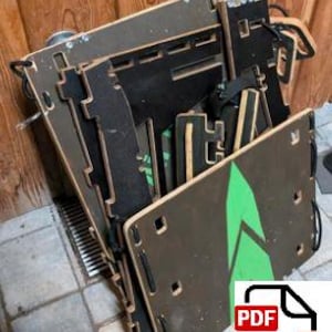 Peut inclure: Un empilement de planches d'&eacute;quilibre en bois d&eacute;mont&eacute;es, avec des accents noirs et verts. Les planches pr&eacute;sentent un motif g&eacute;om&eacute;trique et sont maintenues ensemble par des sangles noires. Elles sont pos&eacute;es sur un sol carrel&eacute;.
