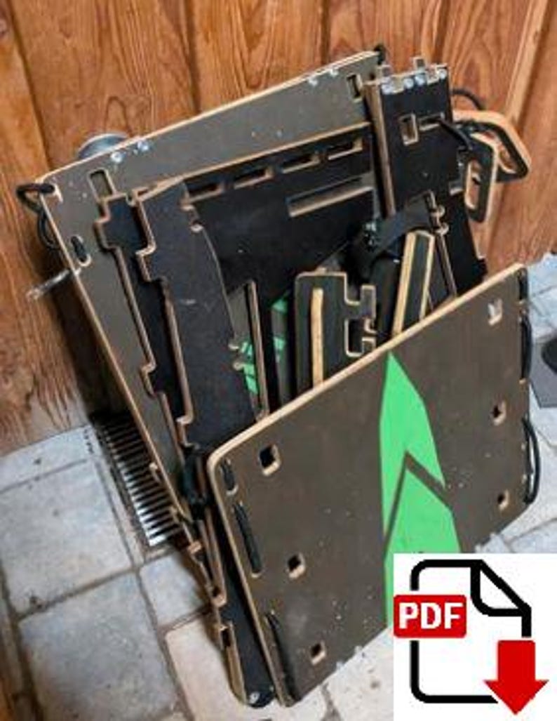 Peut inclure: Un empilement de planches d'&eacute;quilibre en bois d&eacute;mont&eacute;es, avec des accents noirs et verts. Les planches pr&eacute;sentent un motif g&eacute;om&eacute;trique et sont maintenues ensemble par des sangles noires. Elles sont pos&eacute;es sur un sol carrel&eacute;.