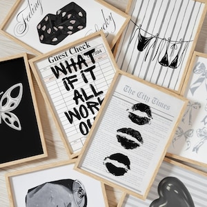 Pu&ograve; includere: Una collezione di stampe artistiche incorniciate con vari disegni. Include un dado in bianco e nero, una farfalla, una stampa di giornale con impronte di labbra e una stampa con il testo "What if it all worked out".