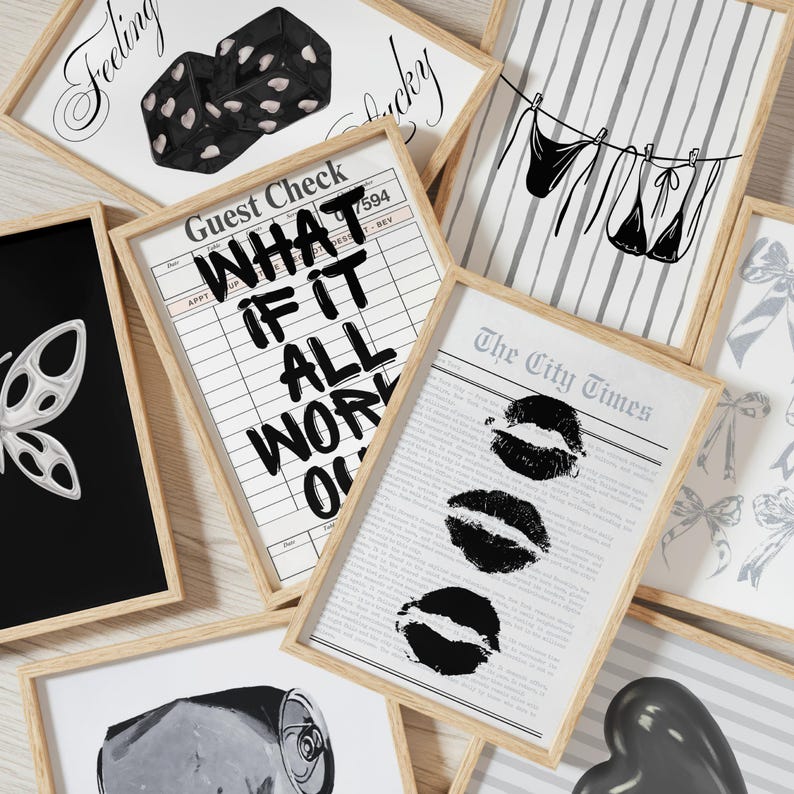 Pu&ograve; includere: Una collezione di stampe artistiche incorniciate con vari disegni. Include un dado in bianco e nero, una farfalla, una stampa di giornale con impronte di labbra e una stampa con il testo "What if it all worked out".