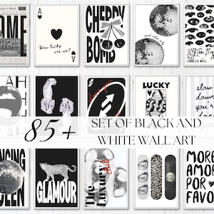 Può includere: Una collezione di stampe artistiche in bianco e nero. Le stampe presentano vari design, tra cui tipografia, illustrazioni e motivi astratti. Il testo "85+ SET OF BLACK AND WHITE WALL ART" è visibile.