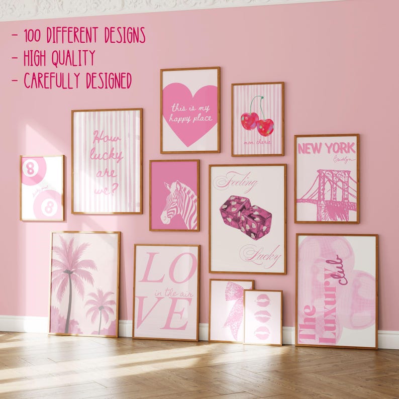 Puede incluir: Una pared de galer&iacute;a con once l&aacute;minas enmarcadas con dise&ntilde;os en tonos rosa, incluyendo un coraz&oacute;n, cerezas, una cebra, dados, el puente de Brooklyn, palmeras y texto. La pared muestra el texto 100 DIFFERENT DESIGNS, HIGH QUALITY, CAREFULLY DESIGNED.