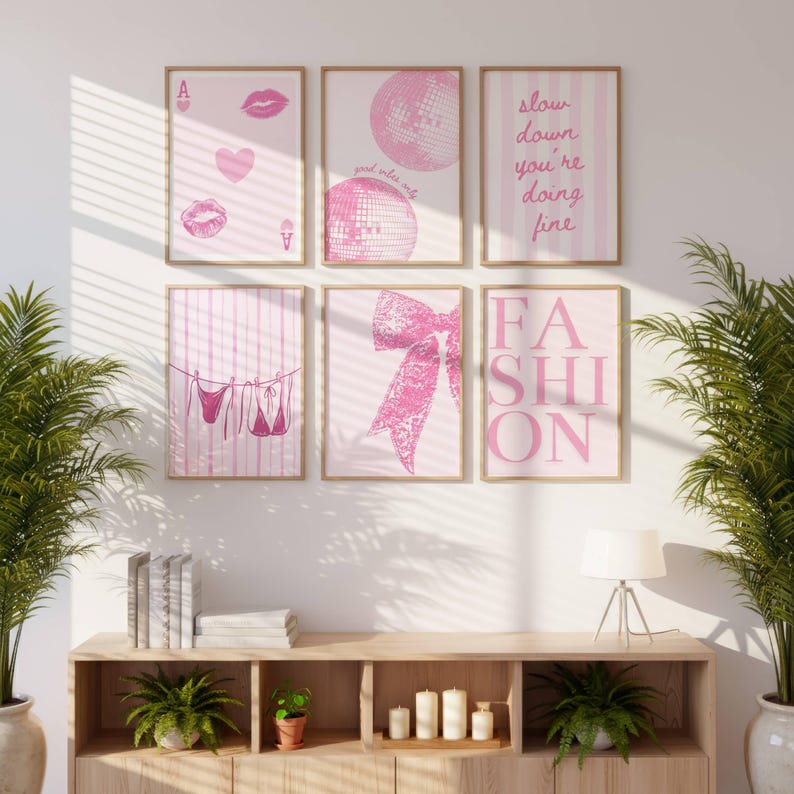 Puede incluir: Un conjunto de seis l&aacute;minas decorativas enmarcadas en tonos rosa y blanco. Los dise&ntilde;os incluyen motivos de cartas de juego, bolas de discoteca, el texto 'slow down you're doing fine', ropa en un tendedero, un lazo y la palabra 'FASHION'.