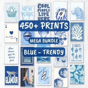 Könnte beinhalten: Eine Sammlung gerahmter Kunstdrucke in Blautönen. Die Drucke zeigen verschiedene Designs, darunter Text, Illustrationen und Muster. Texte auf den Drucken sind "450+ PRINTS", "MEGA BUNDLE", "BLUE - TRENDY", "COOL PEOPLE LIVE HERE" und "GLAMOUR".
