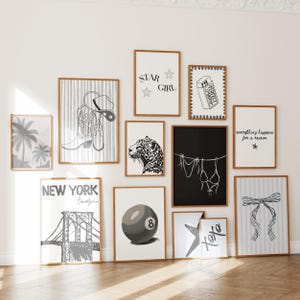 Pu&ograve; includere: Una collezione di stampe artistiche incorniciate in una variet&agrave; di dimensioni e design. Le stampe presentano illustrazioni di uno stivale da cowboy, un leopardo, una palma, una palla da biliardo e testi come "Star Girl" e "New York".