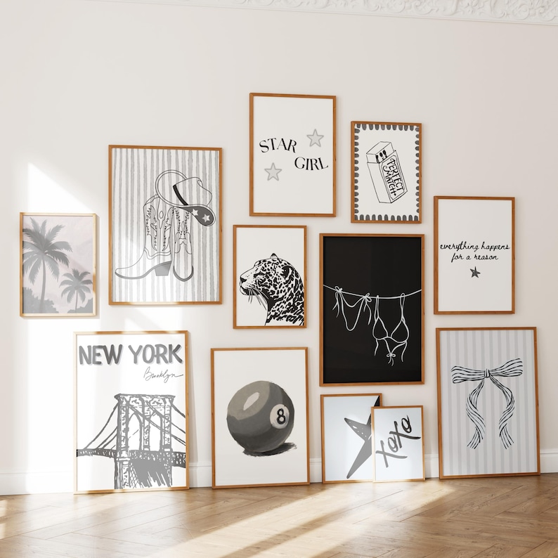 Pu&ograve; includere: Una collezione di stampe artistiche incorniciate in una variet&agrave; di dimensioni e design. Le stampe presentano illustrazioni di uno stivale da cowboy, un leopardo, una palma, una palla da biliardo e testi come "Star Girl" e "New York".