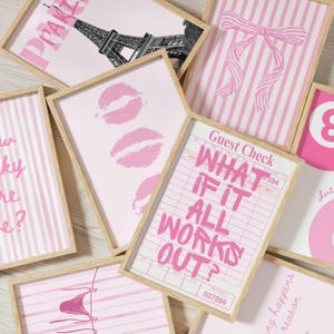 Puede incluir: Una colecci&oacute;n de l&aacute;minas decorativas enmarcadas con esquemas de color rosa y blanco. Los dise&ntilde;os incluyen la Torre Eiffel con el texto PARIS, un lazo rosa sobre rayas, huellas de labios rosas y una nota con el texto WHAT IF IT ALL WORKS OUT?