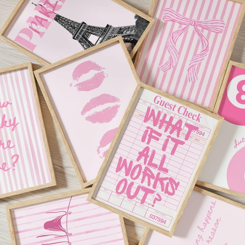 Puede incluir: Una colecci&oacute;n de l&aacute;minas decorativas enmarcadas con esquemas de color rosa y blanco. Los dise&ntilde;os incluyen la Torre Eiffel con el texto PARIS, un lazo rosa sobre rayas, huellas de labios rosas y una nota con el texto WHAT IF IT ALL WORKS OUT?